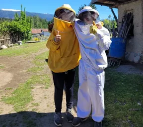 Estudiantes con el traje de apicultor posando